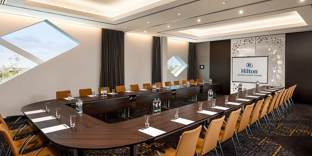 Konferensbordsuppdukning med konfernsbord configure-8 & FLT Flip-Top