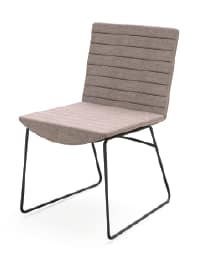 Stolsmodell Crescemt, stol försedd med beiget tyg och svart stolsram.