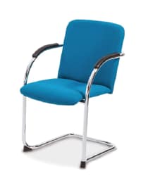 Stolsmodell Forum - stapelbar 37/1 med blå klädsel och stolsunderrede i krom.
