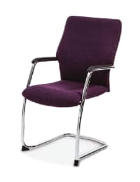 Stolsmodell Forum 37/9 med svart klädsel och stolsunderrede i krom.
