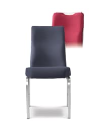 Vario - stapelbar stol 21/6 samt Vario 21/6 med toprail. Modlelerna med svart respektive rött tyg och silverfärgad stolsram.